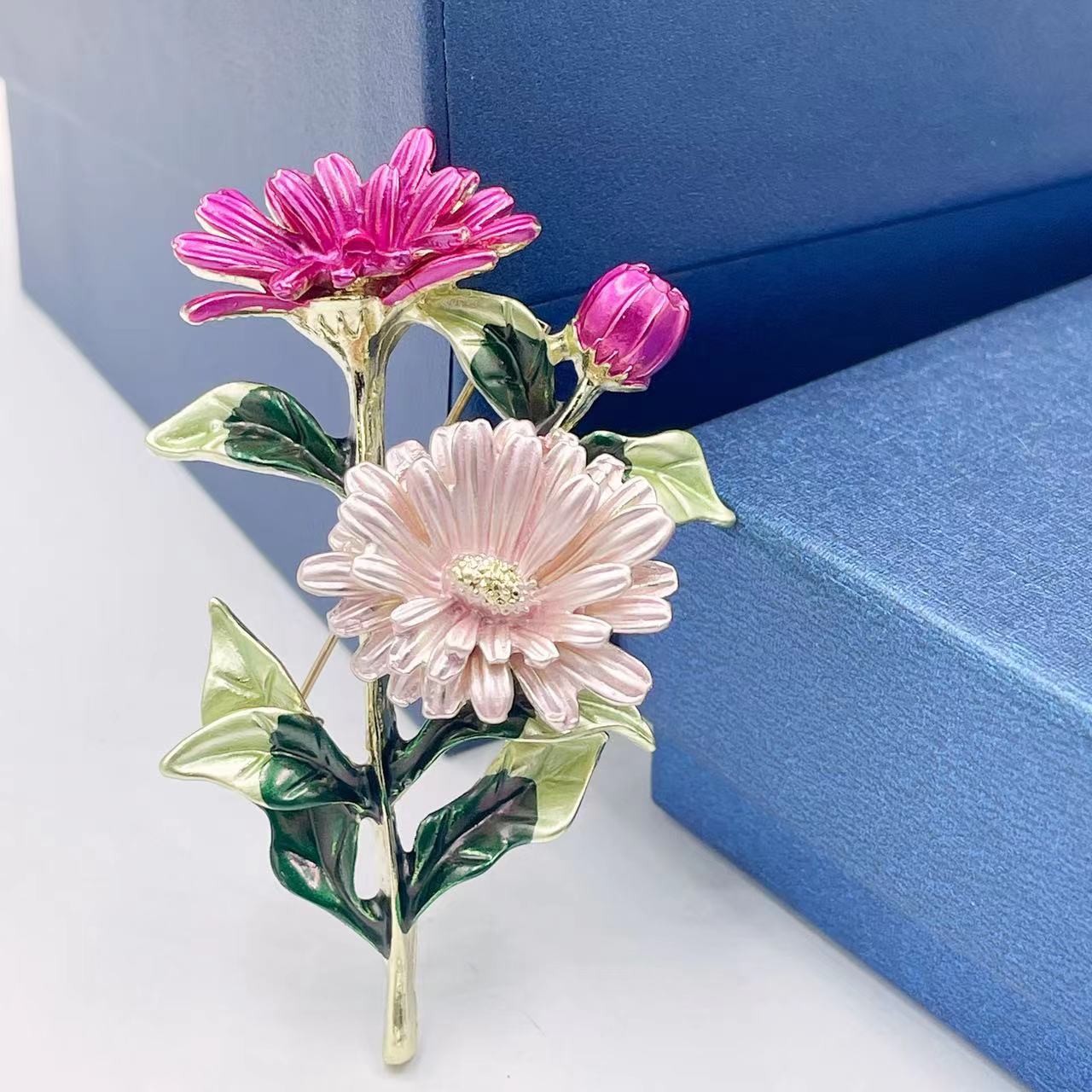 Embroidery Icon - Spilla a fiore alla moda dipinta