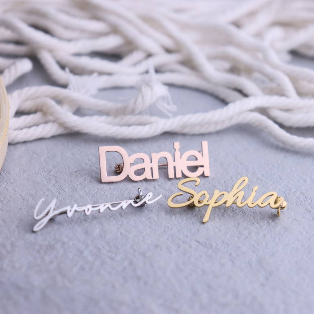 Embroidery Initials - Personalizzazione della spilla con nome personalizzato