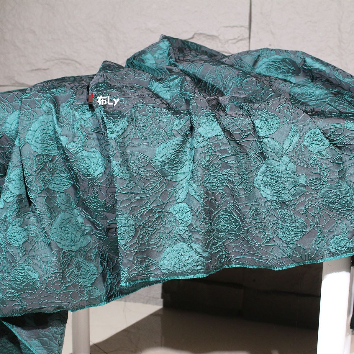 Tessuto Jacquard Irregolare co - Embroidery Texture recensione e prezzo