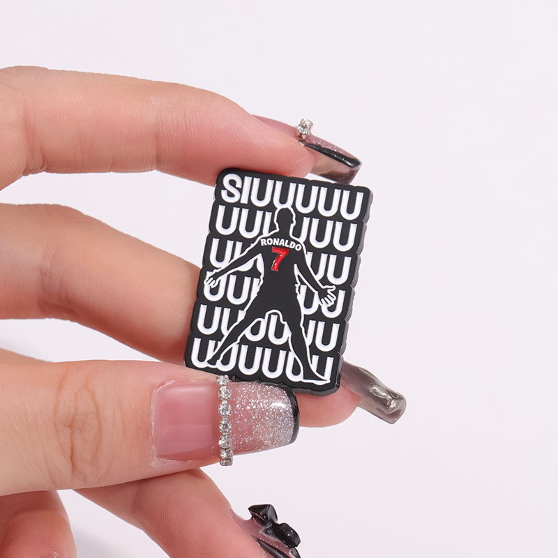 Spille smaltate con personaggi - Embroidery Initials recensione e prezzo