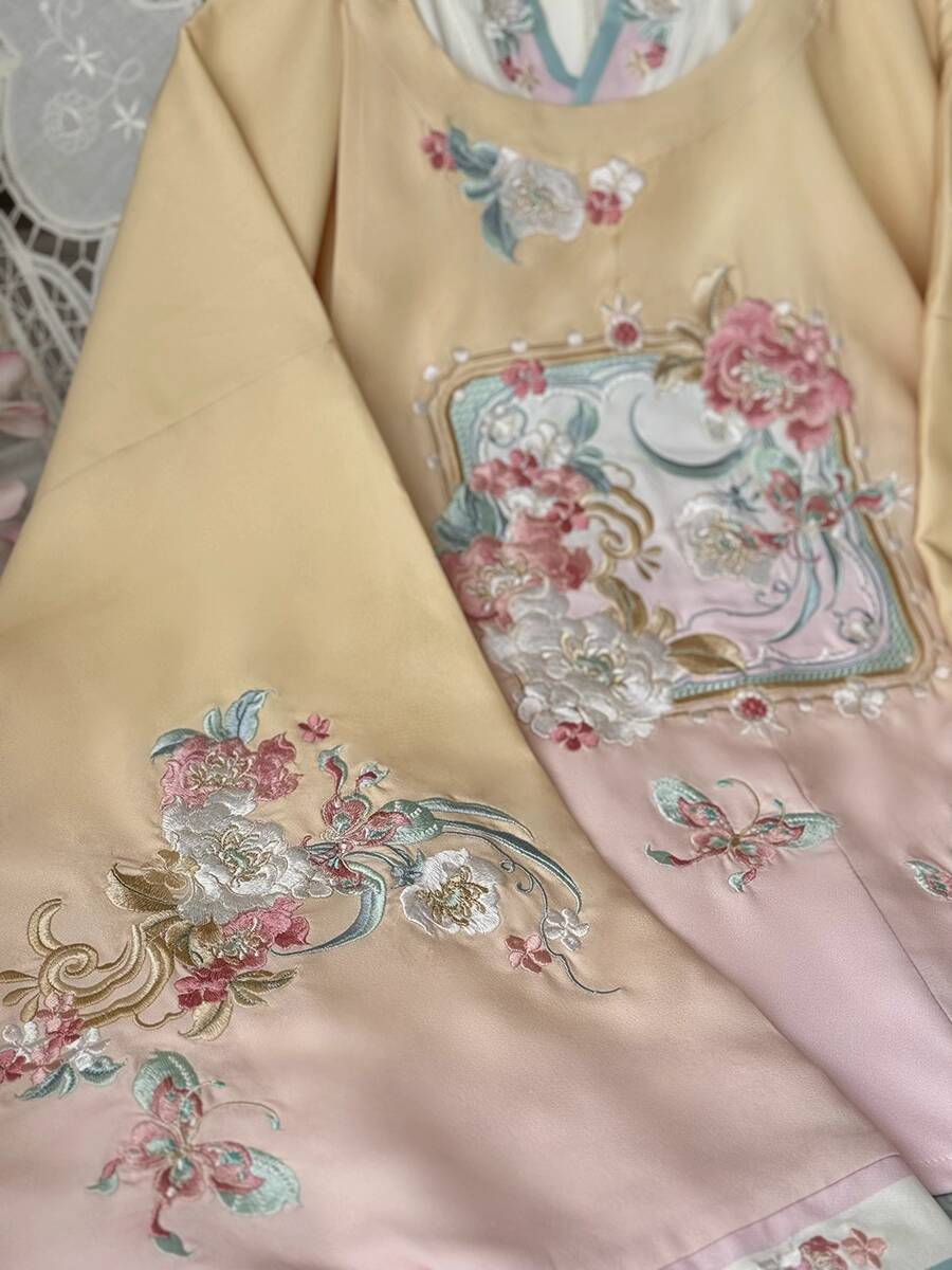 Nuovo Hanfu Donna Sistema Ming - Embroidery Horse recensione e prezzo